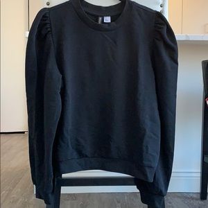Black sweatshirt with ruffled sleeves